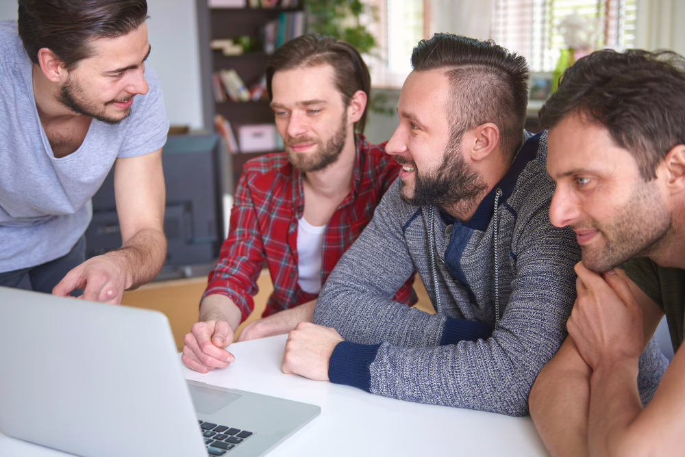 seo manager sitzen im büro